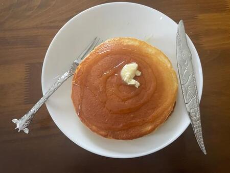 「一生大事に使うから！」母にねだって買ってもらったキリンのフォークとワニのナイフ　30年以上愛用し今もホットケーキのよき“相棒”