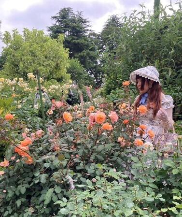 「理想」の一枚。横浜・港の見える丘公園でバラを見つめるたなこさん／たなこさん（@tikwb）提供
