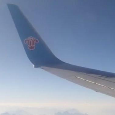 寝ていたらCAが肩をトントン「外、綺麗だから見て」　寝ぼけ眼で見た窓の外には「これはすごい」“飛行機で見た中で一番の絶景”