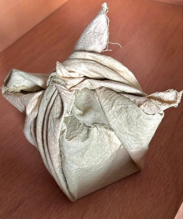 無造作に布に包まれていた（Amasakuさん提供）