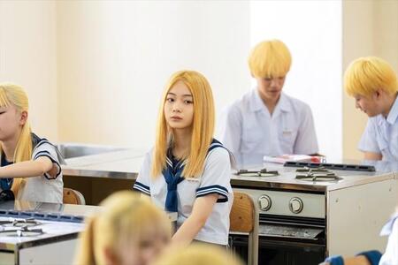 理不尽な校則にNO！　教師役のがんちゃんを論破！　高校生女優・⽩⿃⽟季が映画『金髪』でヤンキーに