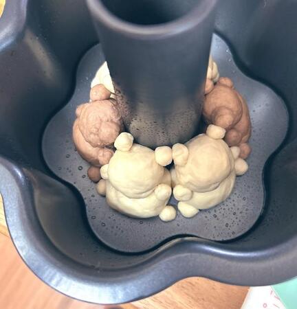 焼き型内のパン生地に呼びかけ「このまま良い子でいるのよ！」作り手の「嫌な予感」に反して最高の焼き上がりに！