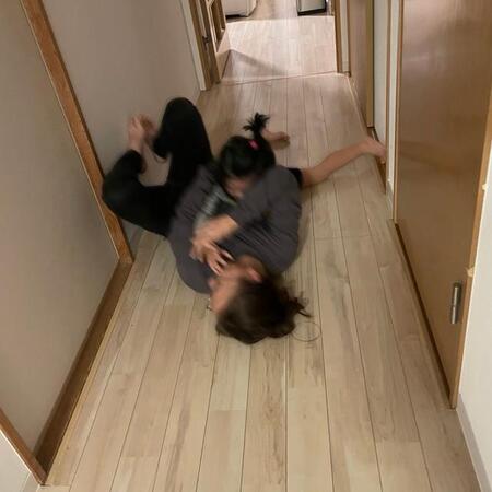 父の仕事中、部屋に入ろうとする4歳娘を止めようと、妻が“横四方固め”！？…この後どうなった？