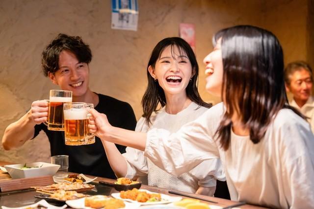 20歳を過ぎたらお酒を飲んでみたい？　※画像はイメージです（maroke/stock.adobe.com）