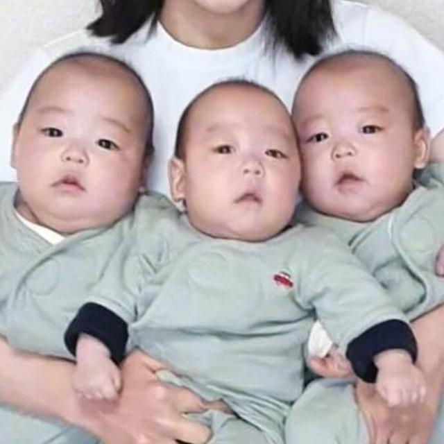 0歳の頃の三つ子を抱き抱えるあすかさん／あすかさん（@asuka_4kids__)提供