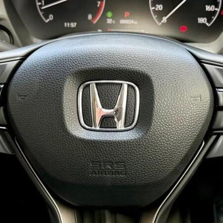 納車初日に運転席に乗り込んでみると…「なんかイラつく」ホンダ新車にかかった“呪い”「ウチのもこの顔」「それにしか見えないw」