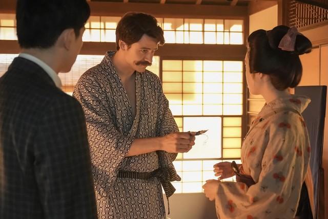 「シジミさん、優勝です」と、トキに賞品のヴードゥー人形を授けるヘブン　(C)NHK