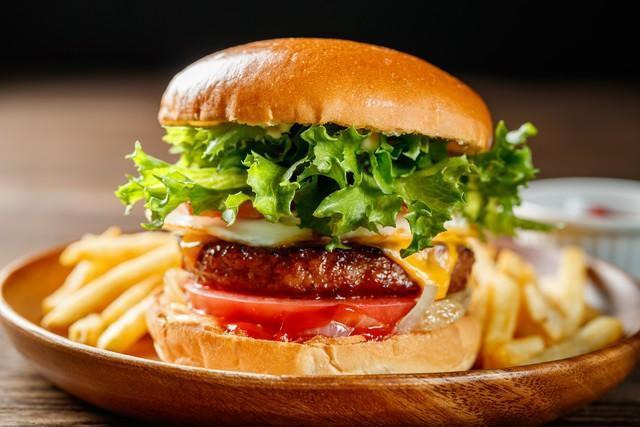 美味しいハンバーガー※画像はイメージです（gontabunta/stock.adobe.com/）