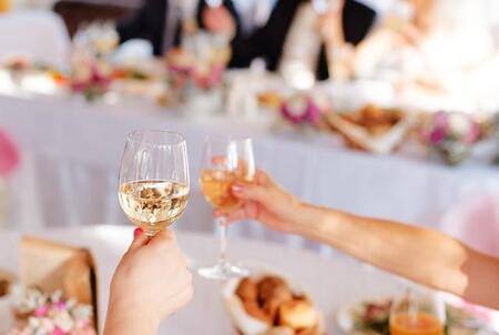 乾杯するとき、グラスを「カチン！」……ってNGなの？　プロが伝授、やってしまいがちな「グラス」のNGマナー