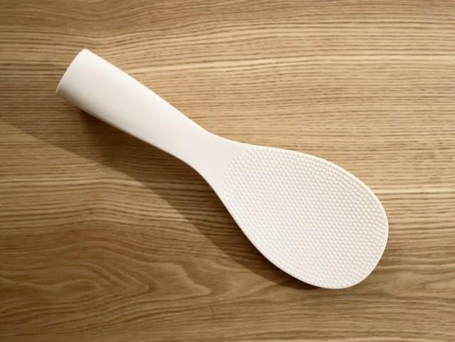 このしゃもじ、ご飯がこびりつかなくて便利ですよね