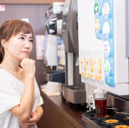 「サイゼで炭酸水はタダ?」「ドリンクバー注文なしでもOK?」…ネットで割れる意見に“公式”回答は【サイゼリヤ広報担当者に聞いた】
