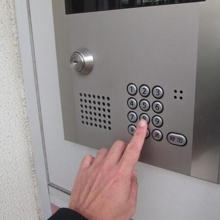 オートロックを配達員が解錠!? マンションのオートロック解除は本当に安全？【元警視庁警察官が解説】