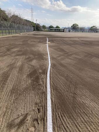 神業…！グラウンドに引かれた白いラインに感動「一体どうすればこんなキレイに…」「呼吸止めてるのでは」