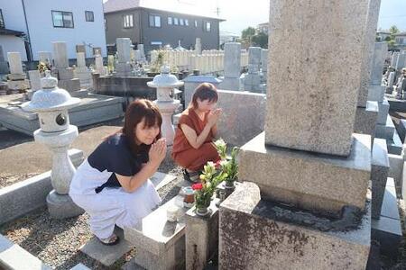 お墓参り、立ったまま手を合わせるのはダメ！？葬儀社が教えるNG行為「お供え物は…」「知らなかった」