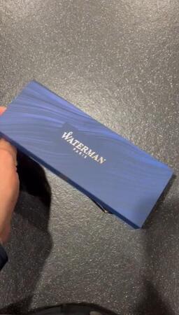 高級ペン・万年筆メーカーのケースを開くと…