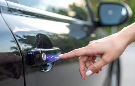 バチッ！痛い静電気を避けるワザ 「数秒触れるだけで」教習所直伝、誰でも簡単