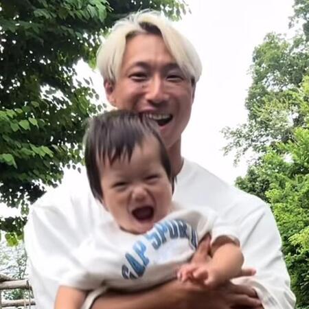 金髪パパが黒髪に→息子「パパじゃない！」と大泣き　風呂でも帽子が手放せず…2日後には髪色を元通りにした父の決断