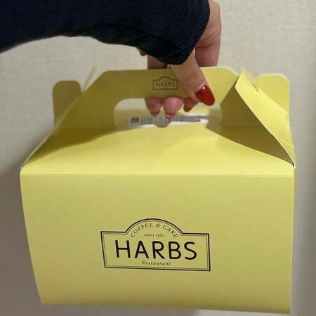 箱を開けて「落とした?」「やらかしたやつかと」「たまごの殻が乗っている」 人気カフェの限定ケーキ、思わず二度見のインパクトにコメ欄ざわつく