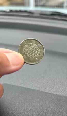 外国コインかと思ったら…お釣りに混じっていたのは「60年前の100円玉」 黄みがかった色味・異なるデザインに昭和世代「懐かしい」