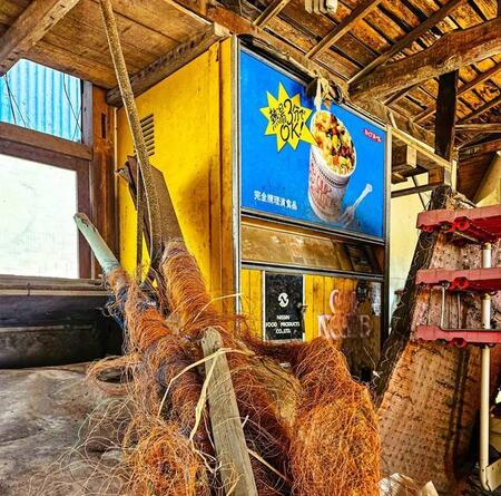 屋外に半世紀近く置かれていた…「初代カップヌードル自販機」を昭和当時の姿でレストア中 「管が降りてきて蓋をプスッ」お湯を注ぐ仕組みも再現へ