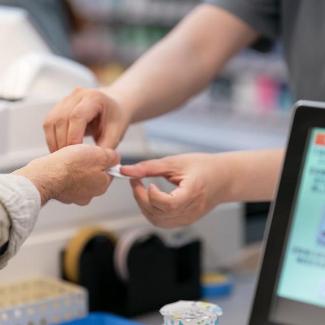 多く渡されたお釣りをそのまま持って帰るのは犯罪？　※画像はイメージです（naka/stock.adobe.com）