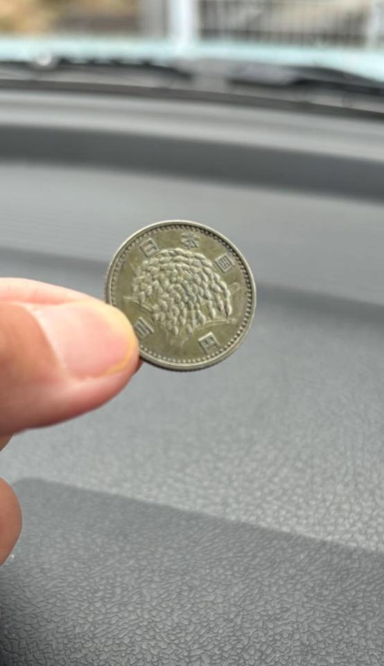 昭和三十八年（1963年）製の100円玉。現行の硬貨より黄みがかった独特の色味が特徴的／ひびきさん（@hibiki.yoga.outdoor）提供