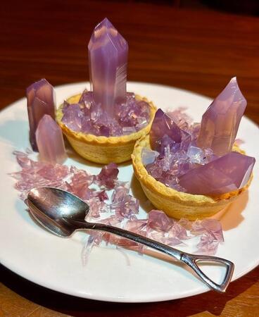 こちらが寒天製の「食べられる鉱物」、素晴らしい再現度！（古田 @ トルマリン狂さん）