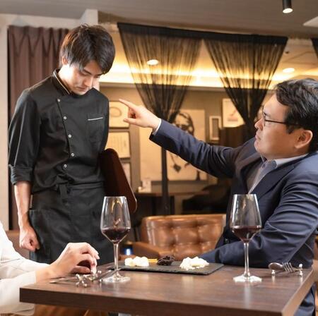 いつも笑顔で仕事熱心なのに…「店員の入れ墨が不快」と客からクレーム　タトゥーやクレームは解雇の理由になる？【社労士が解説】