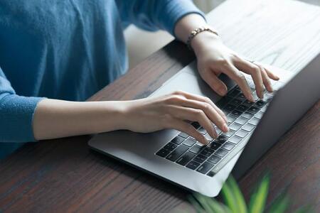 パソコン作業のとき……「自分のペースで仕事できる」「頭がすっきり」 無音派とBGM派で、多いのは?