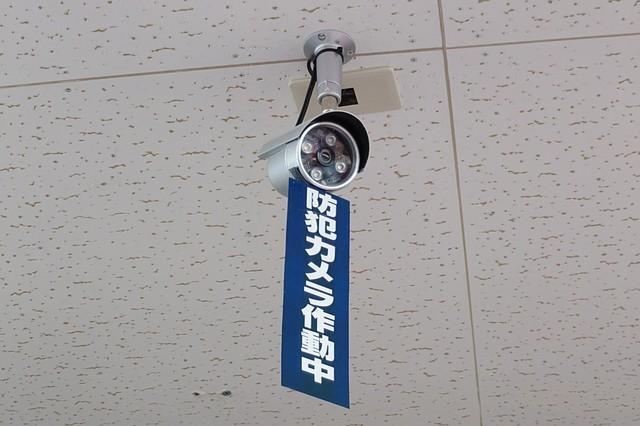 防犯カメラがあることで「安心」と感じる人が約8割　※画像はイメージです（銀河鉄道/stock.adobe.com）