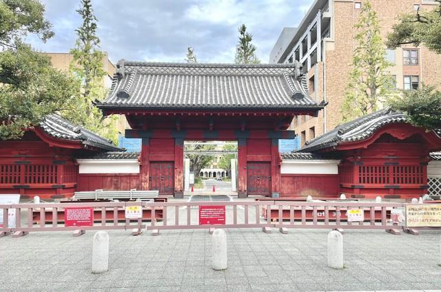 現在、東大本郷キャンパスにある赤門の工事が始まったとか（「東大中国思想文化学研究室の住人」さん提供）