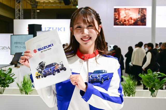 スズキのイラストのコスチュームで素敵に微笑むコンパニオン