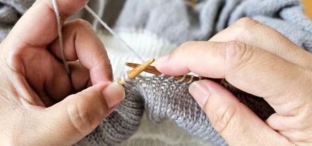 妻が着るセーター「変な色と思ったら…俺の名前!?」あぁこれは、35年以上前にばぁちゃんが……手編みに大反響