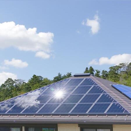 隣家からの太陽光パネルの光が……「リビングにいると、まぶしくて限界!」 お願いしても無視され、泣き寝入りしかないの?【弁護士が解説】