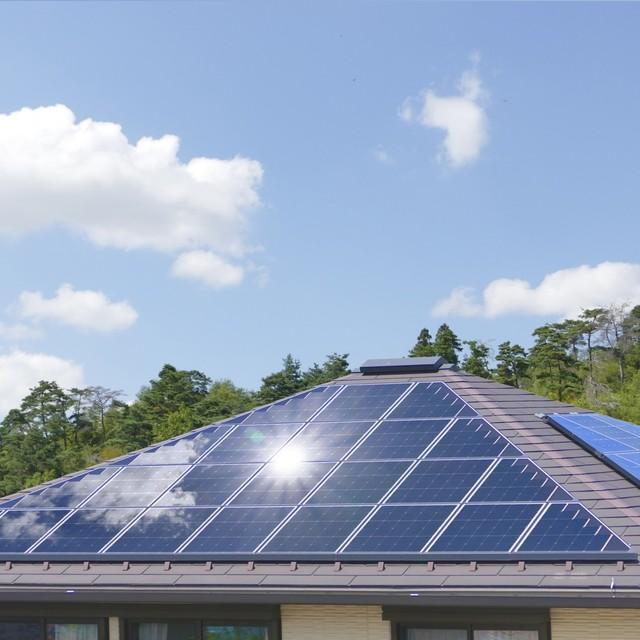 隣の家のソーラーパネルの反射がまぶしい！　※画像はイメージです（ei-mi/photoAC）