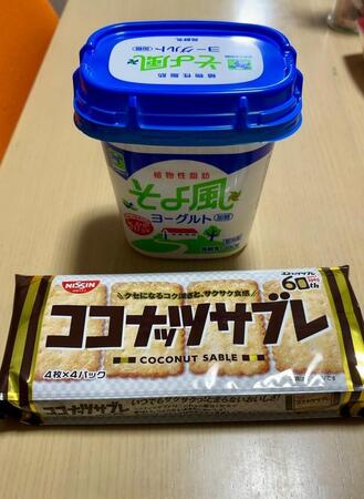ヨーグルトに日清シスコのロングセラービスケット「ココナッツサブレ」をぶっ刺して一晩寝かせると…チーズケーキになる！？（いずれも提供写真）