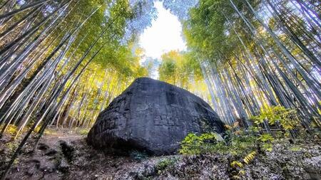 誰が、いつ、何のために…?山の上に鎮座する重さ推定800トンの巨石 「益田岩船」の謎に迫る