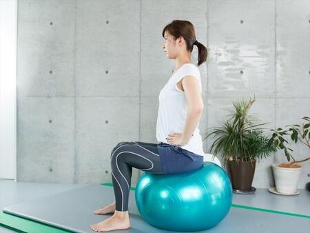 バランスボールは本来、こうやって使うものですが…（photoACより「まぽ」さん撮影、イメージ画像）