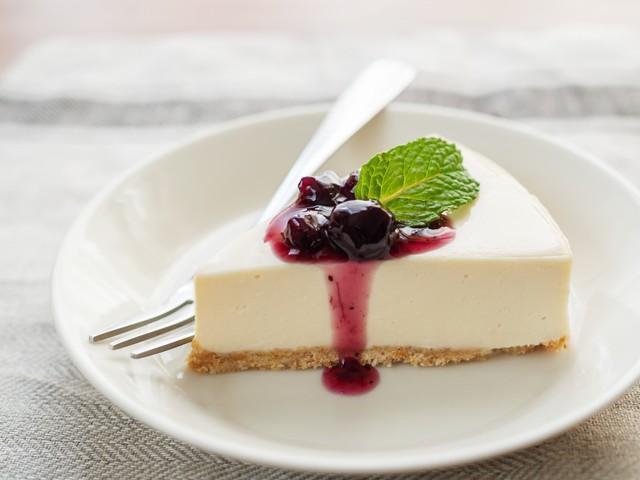 ヨーグルトに日清シスコのロングセラービスケット「ココナッツサブレ」をぶっ刺して一晩寝かせると…チーズケーキになる！？（いずれも提供写真）