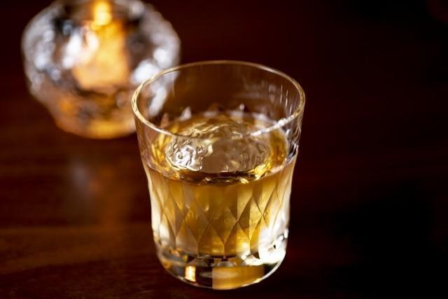 俳優の小泉孝太郎さんから初めてウイスキーを勧められて一口飲んだ瞬間、父親のことを思い出したという山岸さん（photoACより「チリーズ」さん撮影、イメージ画像）