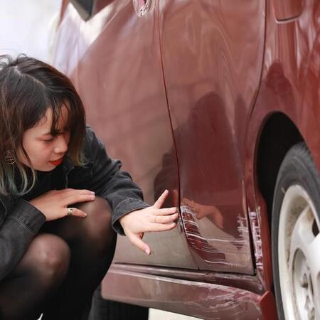 保育園へ子どもを送る朝、車を壁に「ギーッ…ゴン！」後部ドアをガリガリ、夫にLINEしたら“優しすぎる返信”が10万いいね「私の夫と交換して」