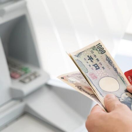 ATMの封筒がいつもない！大量に持ち帰るのは犯罪？【弁護士が解説】