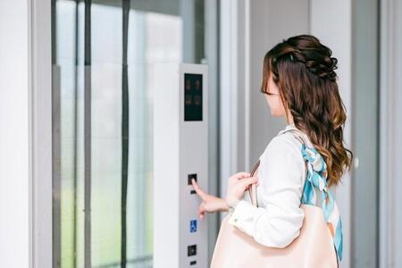 ひとり暮らしが不安を感じること「共連れ侵入」が最多　一方、実践している防犯対策は手軽なものに偏る