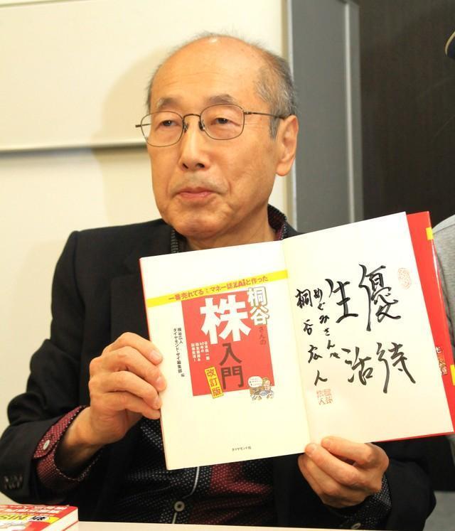 講演会で著書にサインする桐谷広人さん。時間を惜しまず、ファンに丁寧に対応する姿が印象的でした＝神戸市内