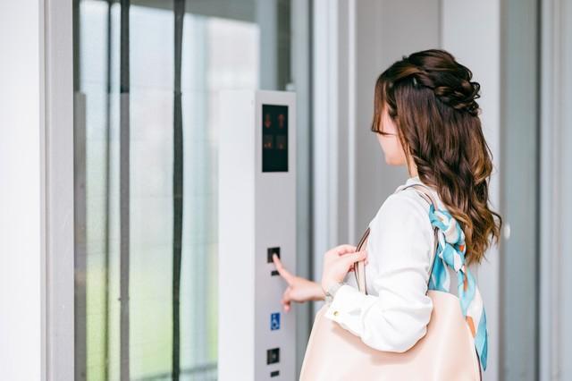 防犯面で特に不安を感じることは「共連れ侵入」が最多　※画像はイメージです（buritora/stock.adobe.com）