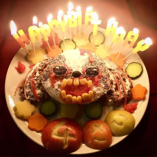 まるでホラー作品に出てくるキャラクターのようなビジュアルのケーキ©AUN／投稿主さん提供