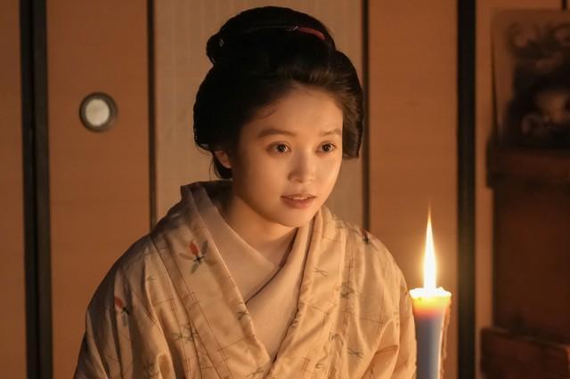 シーンを盛り上げながらも、目にうるさくない蝋燭の炎の塩梅を何パターンもテストしたという　(C)NHK