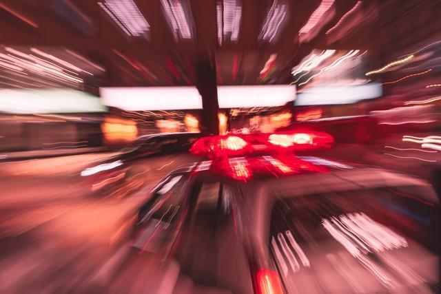 夜の街を巡回する車　※画像はイメージです （tkyszk/stock.adobe.com）