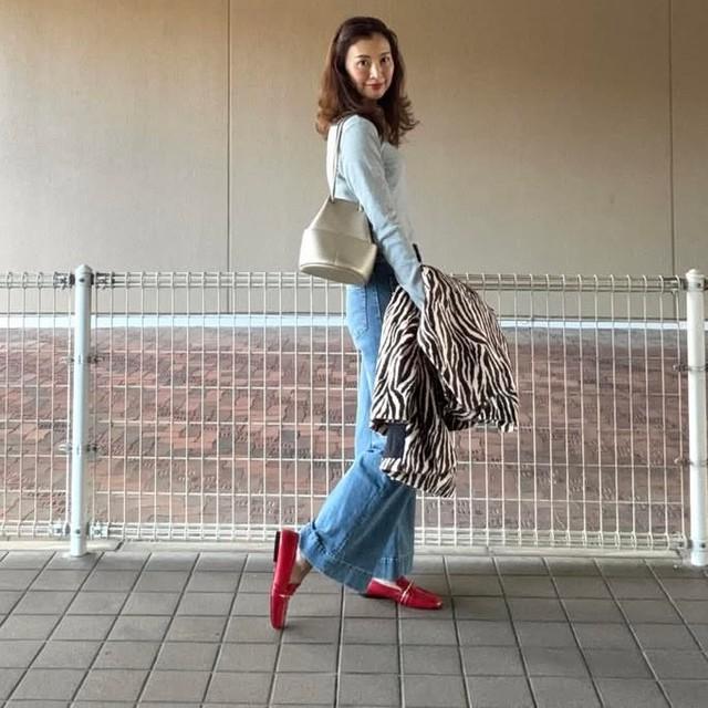 ゼブラ柄のコートと赤い靴を合わせたデニムコーデ。息子さんとの会話のきっかけにも／quicheとpenneさん（@quicheandpenne）提供