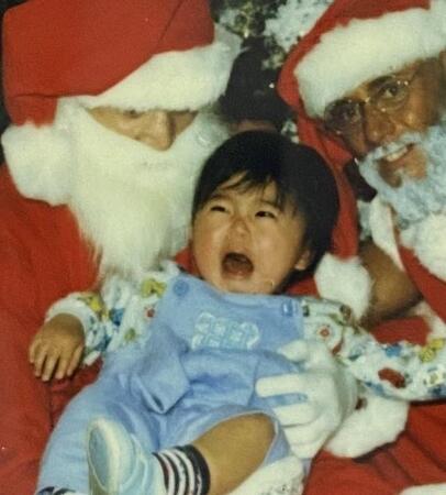 2人のサンタに抱っこされた1歳児がギャン泣き→「こんなサンタ見たことない！」どんなの？　「情報量が多すぎる」「プレゼントは筋肉か」